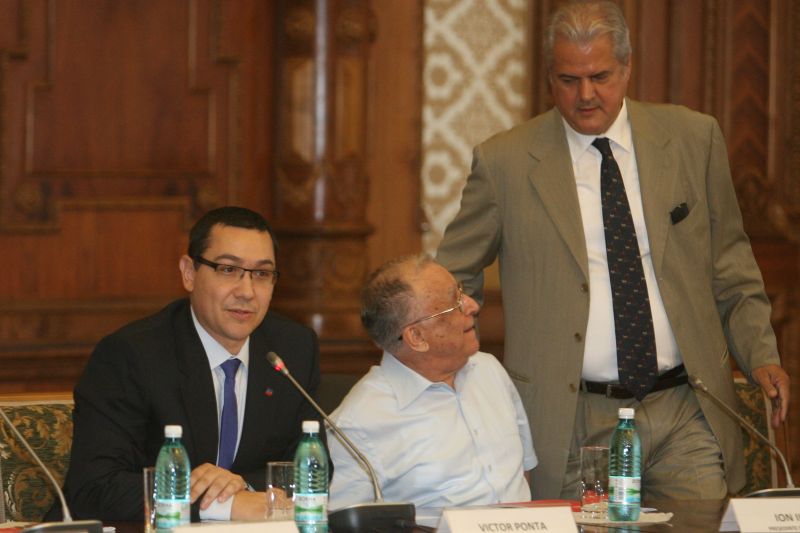 Cum dă Ponta cu stângul în "dreptul" lui Năstase. Opera fostului premier, sistemul numirii judecătorilor "politruci" la CC, contestată de "discipol"