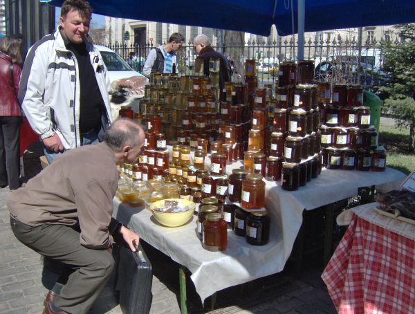 Cum sunt păcăliţi românii cu falsul salam tradiţional. VEZI lista alimentelor falsificate!