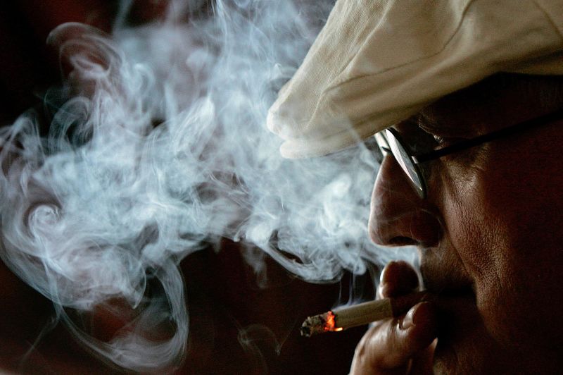 DOSAR. Cocktailul din otrăvuri: cât gudron înghite un fumător, în cea mai mare loterie la nivel mondial. De ce unii mor şi alţii scapă | VIDEO