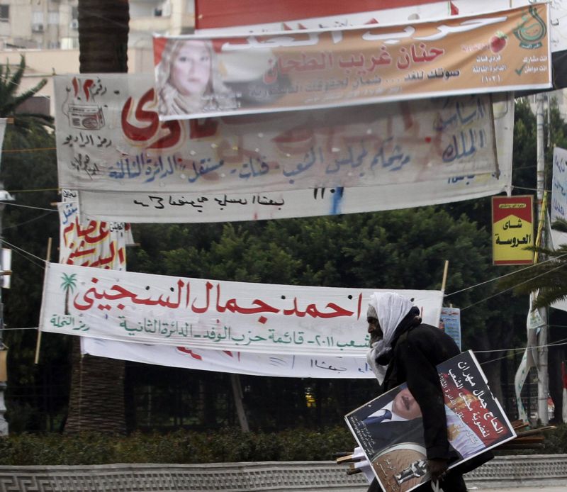 Egiptenii dau primul examen la democraţie