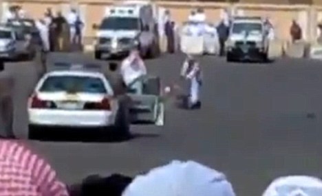 Imagini şocante. Bărbat acuzat de vrăjitorie, decapitat într-o parcare saudită