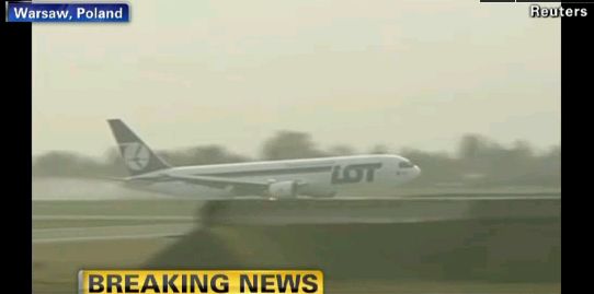 La un pas de o tragedie pe aeroportul din Varşovia: Un avion a aterizat pe burtă | VIDEO