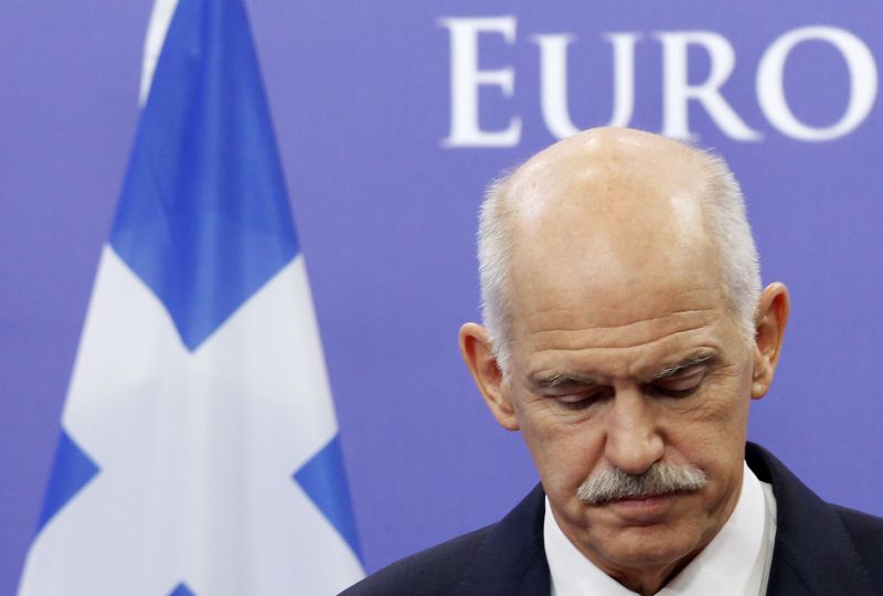 Lovitură de teatru la Atena: Premierul Papandreou renunţă la referendum!