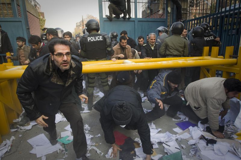 Manifestanţii iranieni au luat cu asalt sediul ambasadei Marii Britanii la Teheran