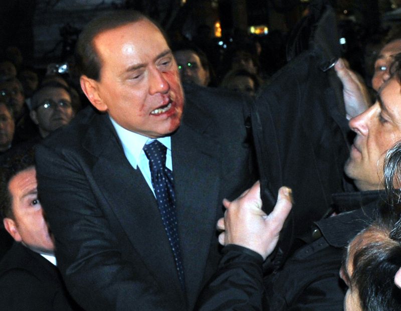 Miliardarul Berlusconi lasă Italia şi fără pâine, şi fără circ