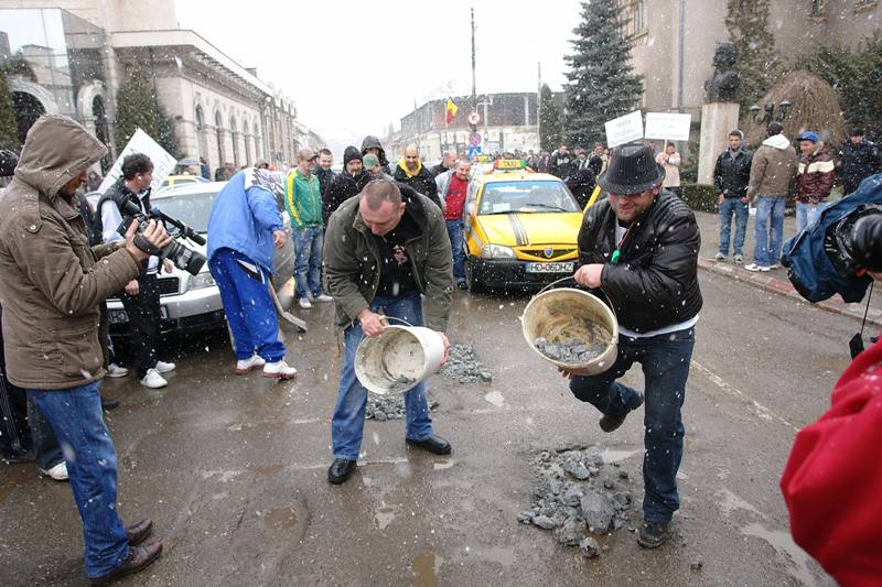 Oraşul cu cele mai mari cratere din România a primit bani pentru asfaltare în pragul iernii