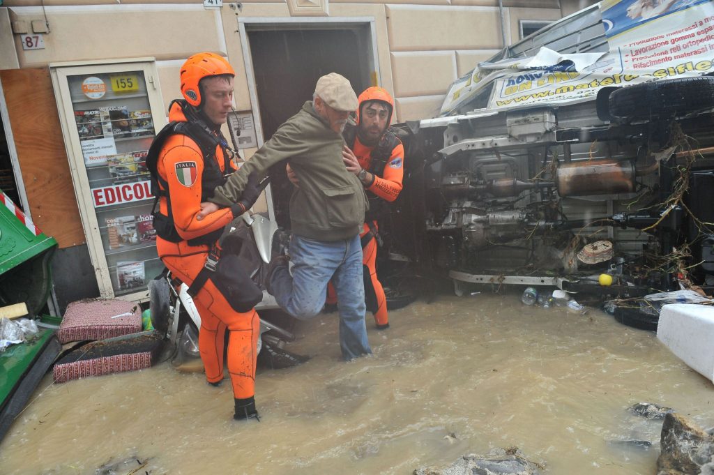 Oraşul Genova, lovit de dezastru. 9 oameni au murit în urma inundaţiilor. Români arestaţi pentru furt| VIDEO