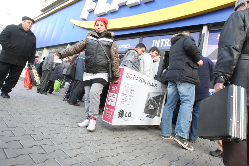 Orbiţi de reduceri, românii au uitat trei zile de criză