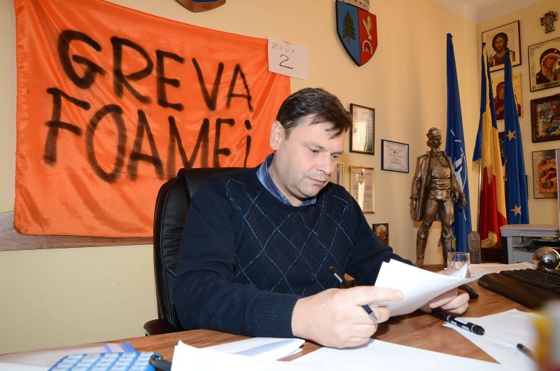 Primarul Bradului a ieşit din greva foamei. Prefectul Attila Dezsi: "Este un act de terorism să laşi atâţia oameni în frig"