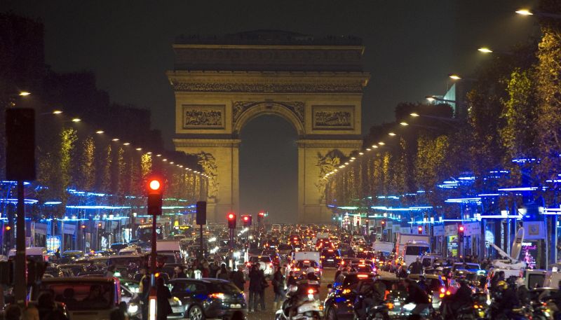 S-au aprins luminiţele de Crăciun la Paris, pe Champs-Elysees | VIDEO