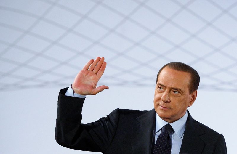 Silvio Berlusconi a demisionat. Italienii: "Eşti un bufon!"| VIDEO