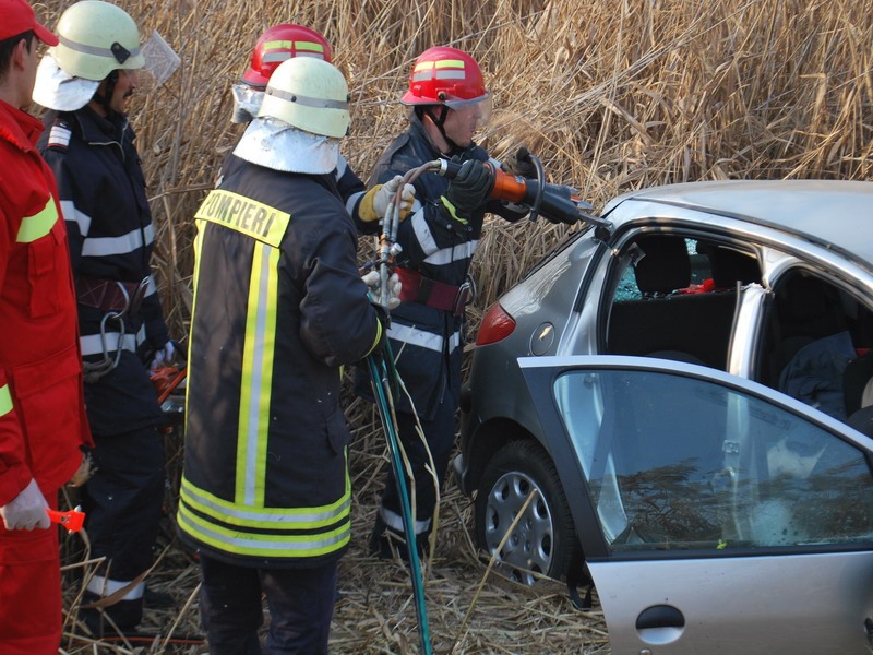 Un mort şi doi răniţi dintr-o lovitură