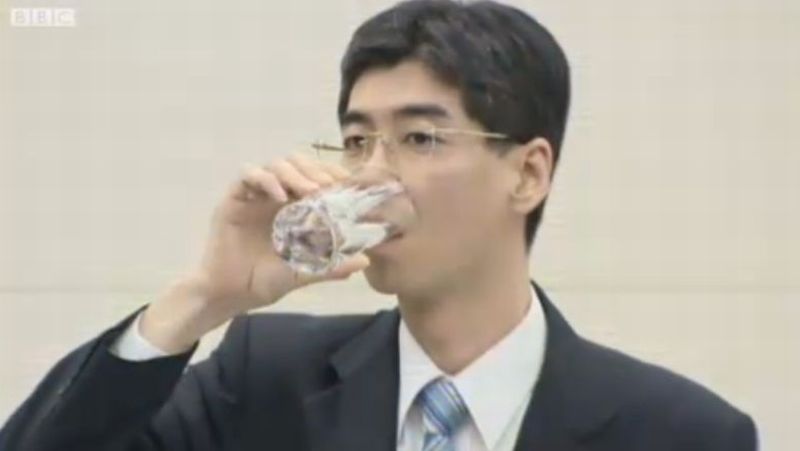 Un parlamentar nipon a băut apă decontaminată de la centrala Fukushima