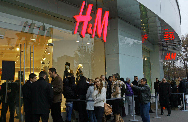 Versace se vinde ca pâinea caldă la H&M
