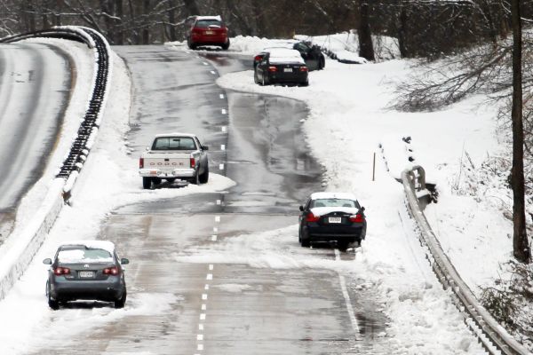 ATENŢIE ŞOFERI! Lucrări pe Autostrada Soarelui şi zăpadă pe drumurile naţionale