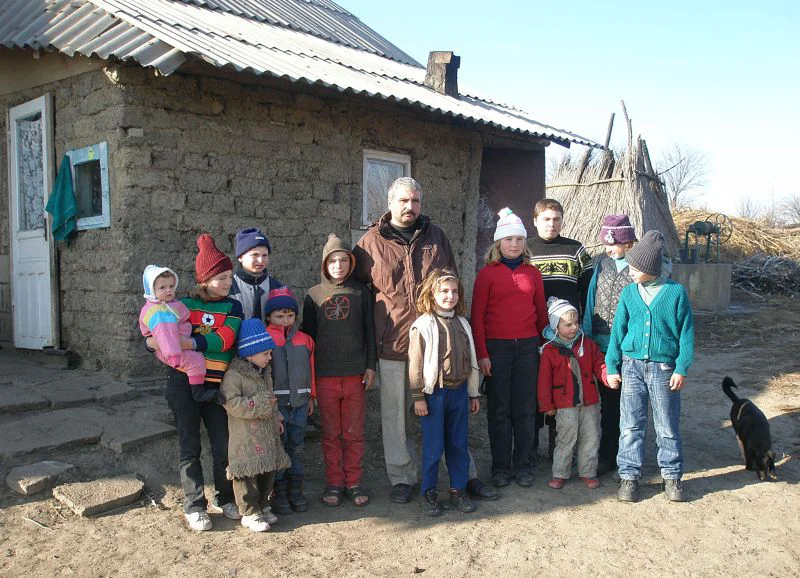 Caz unic în România! Tribul lui Chirilă: un bărbat cu două neveste surori şi 13 copii