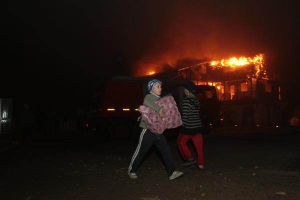 Cazarma de la Valea Screzii. Moş Crăciun vine în kaki la copiii rămaşi fără adăpost