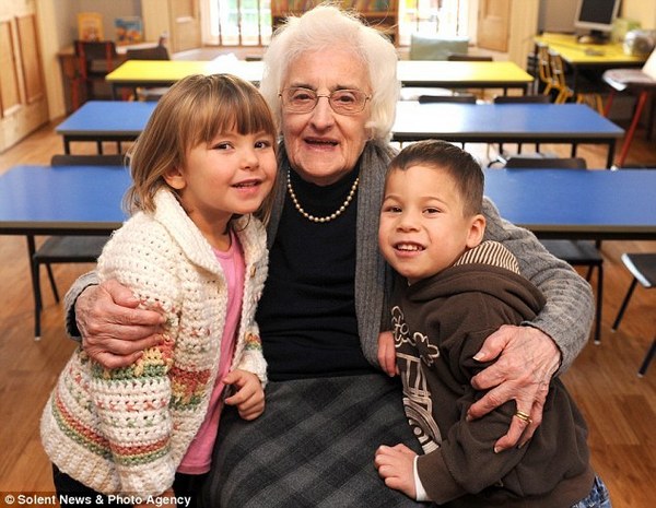 Cea mai bătrână angajată din Marea Britanie are 94 de ani şi nu vrea să renunţe la muncă