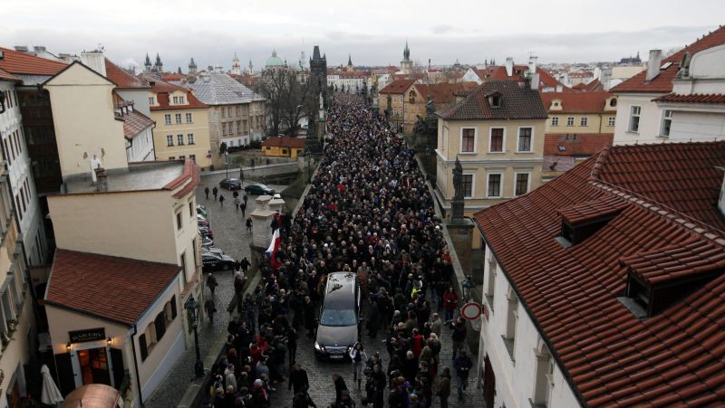 Cehii îşi plâng eroul Revoluţiei de Catifea