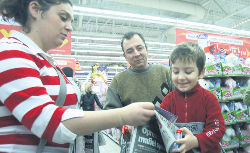 Crăciuniţele EVZ îi aşteaptă pe cititori şi pe copiii lor la Carrefour