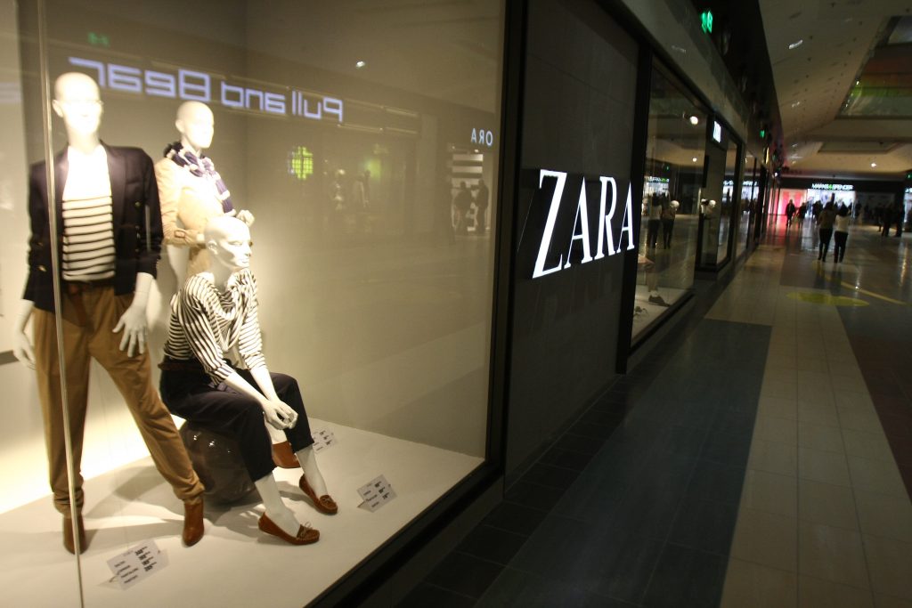 De câţi bani vinde Inditex, compania care deţine marca Zara?