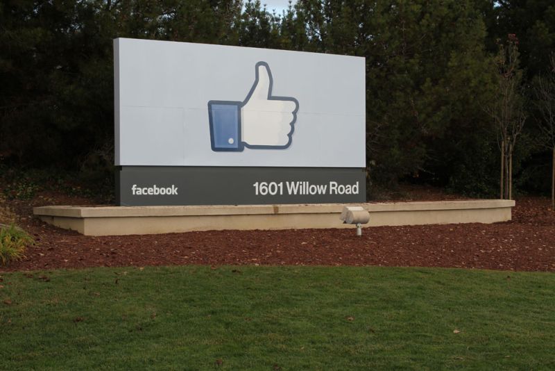 Facebook s-a mutat în casă nouă. Imagini de la birou şi din cantină