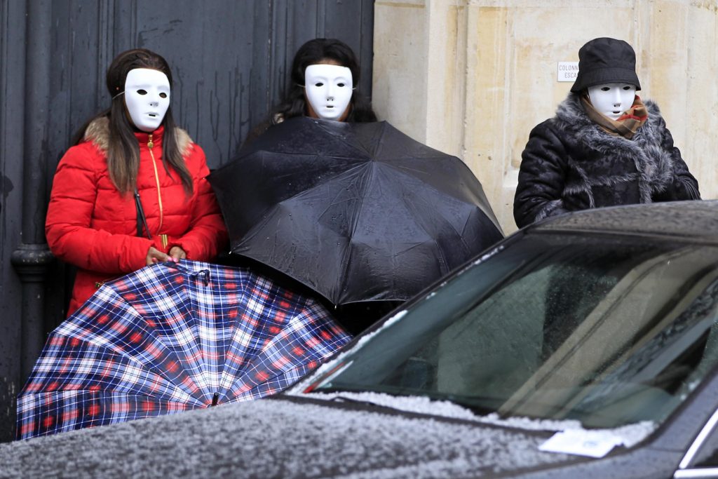 Franţa vrea să combată prostituţia pedepsindu-i pe clienţi. Ce riscă persoanele care fac sex pe bani