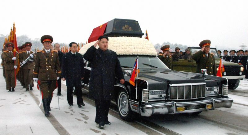 Kim Jong-il, în mausoleu alături de Mercedes şi vagonul blindat