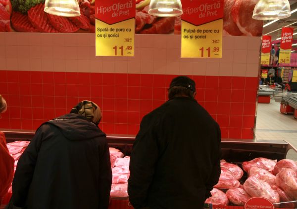 Pericol mare de Sărbători: trei supermarketuri prinse că reambalează carne expirată