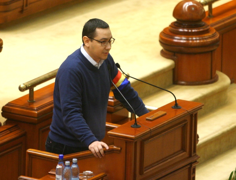 Ponta se joacă de-a revoluţionarul în pulover: Boc, "la fel de stupid ca Emil Bobu"