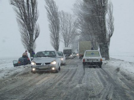 Prima ninsoare în Capitală. Operatorii de salubrizare au ieşit pe străzi