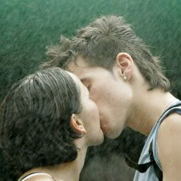 Sărutul poate fi mai puternic decât morfina