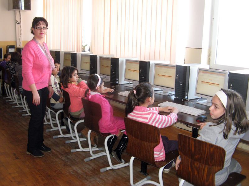 Şcoala high-tech, în România: liceul unde elevii au dat creta pe calculator