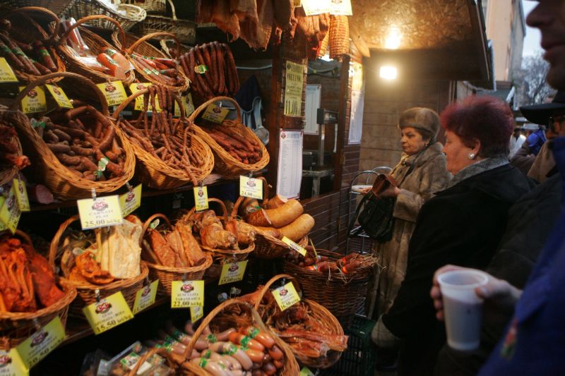 Târg de Crăciun cu spiriduşi şi cârnaţi ungureşti, la Timişoara | FOTO