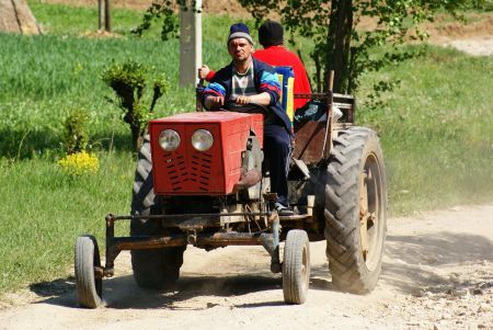 Tractorule maşină mică! La 71 de ani s-a urcat la volan şi s-a răsturnat cu tractorul în şanţ