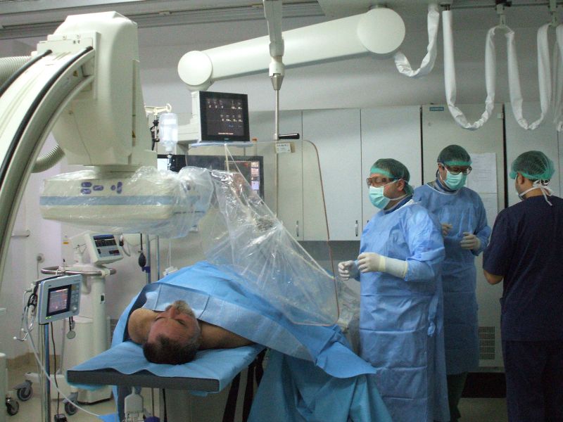 Uluitor: Doi medici ieşeni fac operaţii "pe viu" direct pe creier
