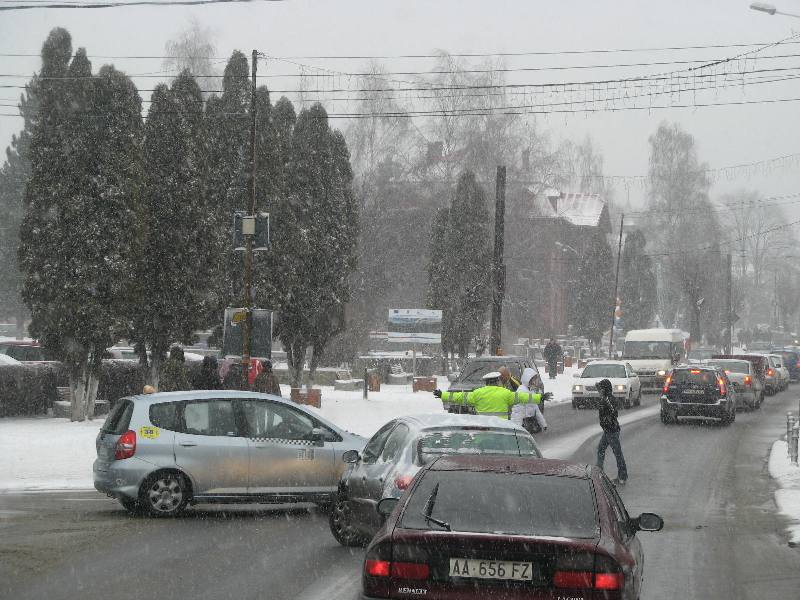 ATENŢIE. Se circulă în condiţii de iarnă pe şosele. Vezi cele mai afectate drumuri naţionale!