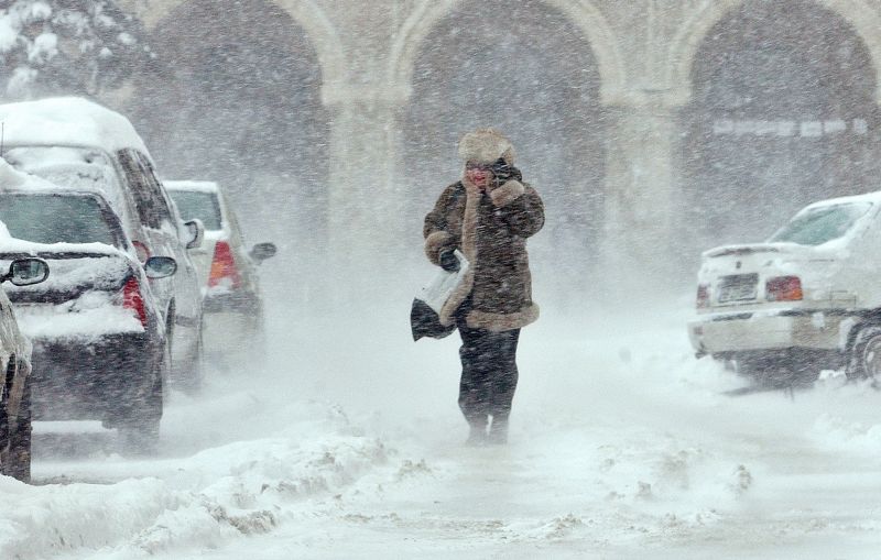 ATENŢIONARE. Ger de crapă pietrele toată săptămâna. Zece drumuri naţionale sunt închise. Vezi situaţia traficului!