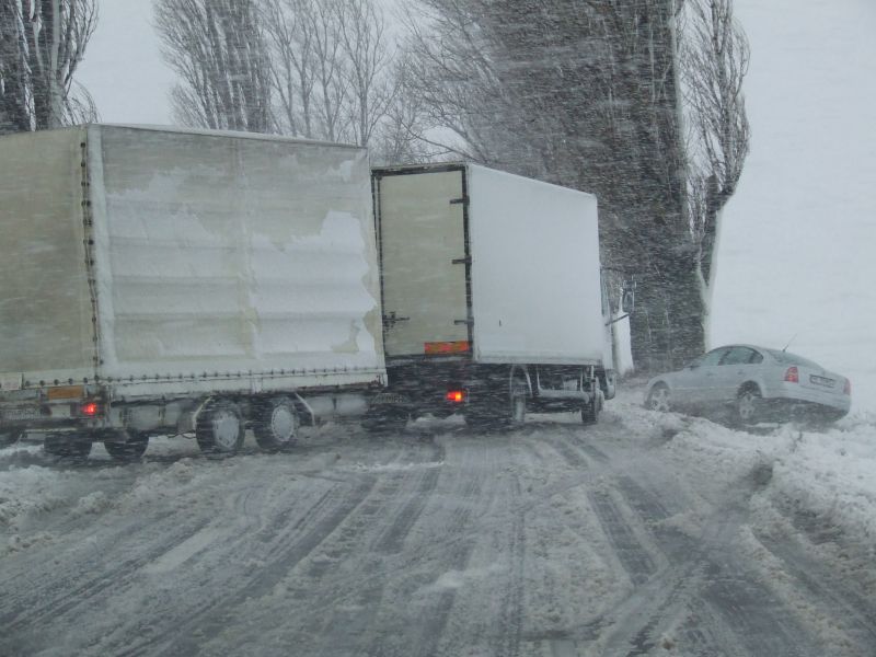 BLOCAŢI ÎN NĂMEŢII BULGARIEI. Autocar cu 19 turişti români, înzăpezit lângă Vama Veche