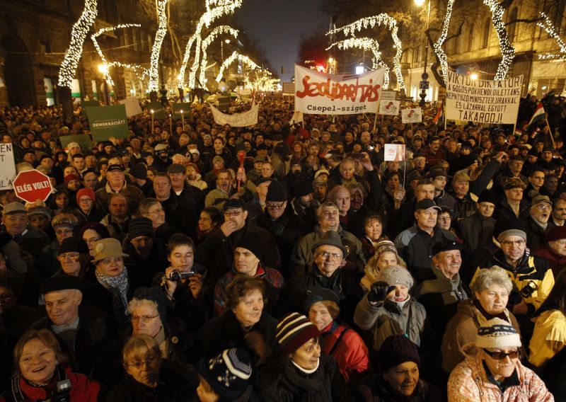 Budapesta: Ungurii au ieşit în stradă pentru a contesta noua Constituţie