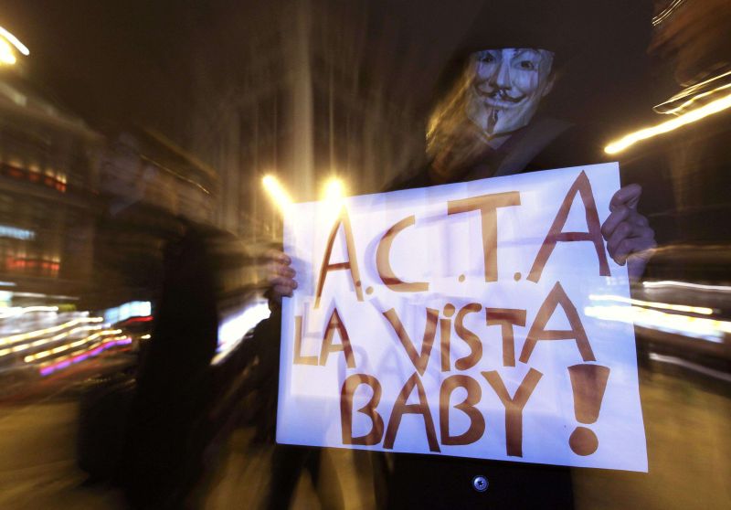 Ce este ACTA: fură unul şi sunt percheziţionaţi 100 de nevinovaţi