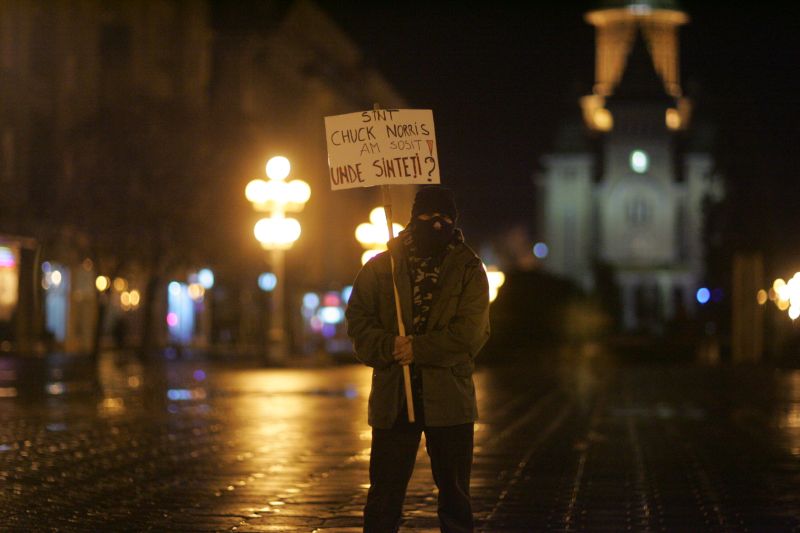 Chuck Norris a ajuns la Timişoara să îi salveze pe protestatari