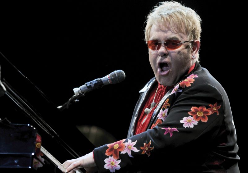 Elton John o atacă pe Madonna: "Baftă cu playbackul la Super Bowl"
