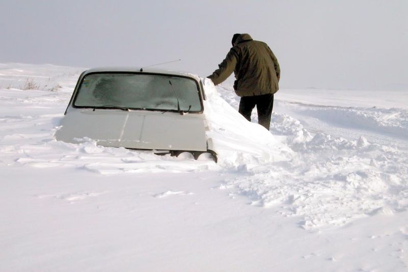 Eterna "surpriză" a iernii româneşti: ninge în ianuarie! Românii se aruncă cu capul în nămeţi din grabă sau prostie