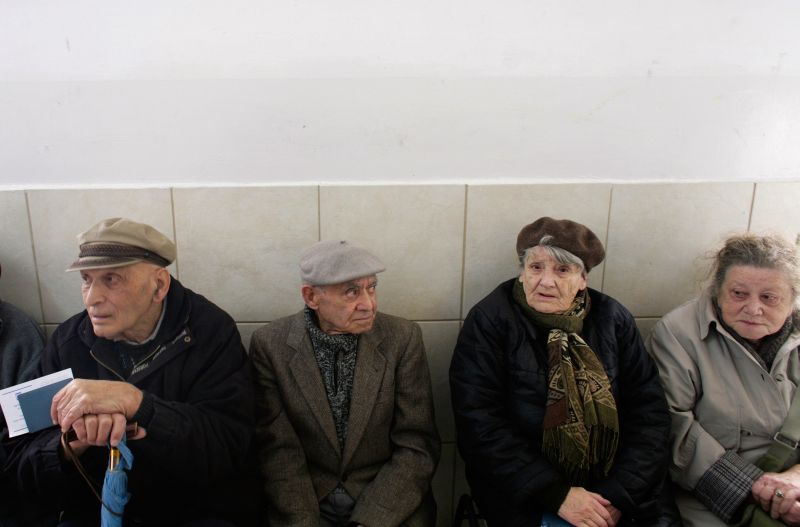 Eurobarometru: Românii se văd bătrâni de la 61 de ani