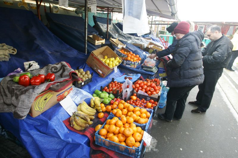 Gerul strică marfa din piețe. Comercianții lucrează zilele acestea cu program redus