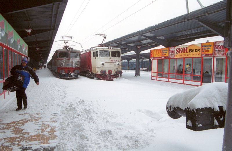 Haos pe calea ferată. Un TREN A DERAIAT, iar alte garnituri sunt blocate sau anulate din cauza viscolului. VEZI LISTA COMPLETĂ