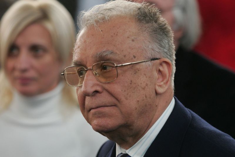 Iliescu, operat fără anestezie. Fostul preşedinte va fi externat astăzi