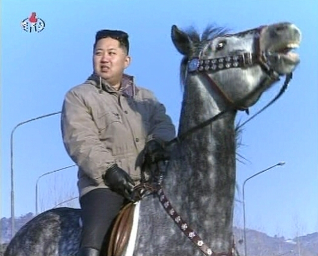 Imagini cu Kim Jong-un, luându-și „în serios” rolul de nou lider nord-coreean | FOTO