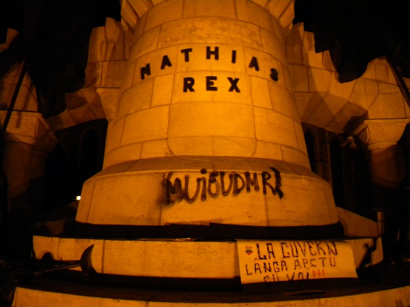 "M... UDMR" - asta au scris patru protestatari pe statuia lui Matei Corvin din Cluj